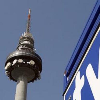 Vista de Torrespaña (el popular Pirulí), en Madrid, junto a un camión con el logotipo de RTVE