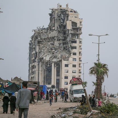 FOTODELDIA CIUDAD DE GAZA (PALESTINA), 20/05/2025.- Vista de un edificio en ruinas en la ciudad de Gaza, en la Franja de Gaza, Palestina este martes. El total de muertos desde que Israel empezara la ofensiva bélica contra Gaza en octubre de 2023, , supera los más de 53.475, la mayoría mujeres y niños, y hay cerca de 121.400 heridos, muchos con amputaciones y lesiones de por vida. EFE/ Mohammed Saber