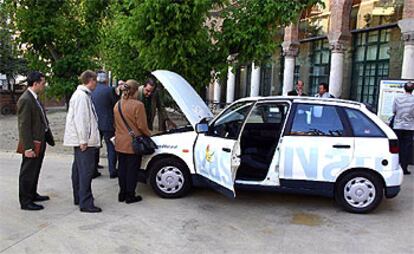 Exhibición de un coche propiedad del Grupo Gas Natural, que utiliza gas como combustible.