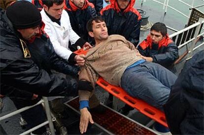 Operación de rescate de uno de los inmigrantes en el puerto albanés de Vlora.