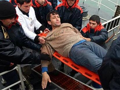 Operación de rescate de uno de los inmigrantes en el puerto albanés de Vlora.