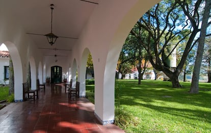 Las enormes haciendas del interior del país, son un icono cultural uruguayo y se han convertido en una de las grandes propuestas turísticas para disfrutar del auténtico espíritu del país. Una de las más impresionantes es la de San Pedro de Timote (en la foto), de mediados del siglo XIX, a 160 kilómetros al noreste de Montevideo.