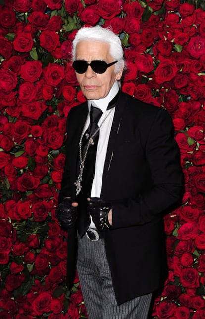 El diseñador Karl Lagerfeld, que editará el diario gratuito 'Metro' el 7 de febrero, en una fiesta en Nueva York.