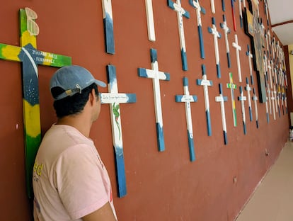 Keshua Smith, un joven guatemalteco de 26 años, junto al memorial de los 72 migrantes masacrados, dentro de La 72, Hogar-Refugio para Personas Migrantes.