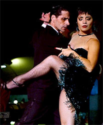 Una pareja interpreta un tango durante el Festival de Buenos Aires.