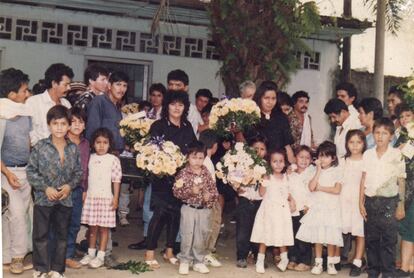 <i>“Una fotografía de nuestro álbum familiar. Era 1993. Nos habíamos reunido para enterrar los cadáveres descompuestos de mi padre y de mi tío, asesinados por militares, como fue demostrado en un proceso judicial. Mi madre, en el centro a la izquierda, sostiene un ramo de flores. Yo soy el niño pequeño que llora a su lado”.</i>