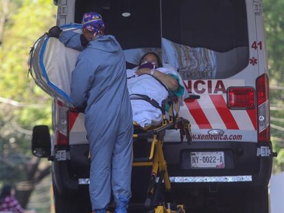 Un paciente con covid-19 es trasladado en ambulancia en un hospital público al sur de Ciudad de México, el pasado 10 de enero.