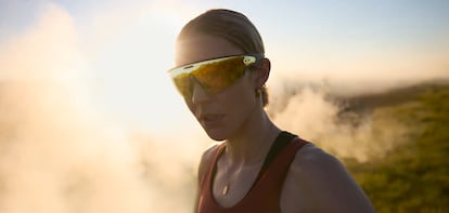 Una corredora, con los modelos de gafas inteligentes de Meta orientadas a deportistas y denominadas Oakley.