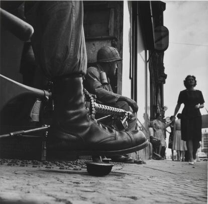 Perto do Checkpoint Charlie, Berlim, 1961. Um dia McCullin decidiu buscar a paz nos campos de Somerset, Inglaterra, onde pouco a pouco ele tenta exorcizar as lembranças mais atrozes e a culpa que às vezes o acompanha.