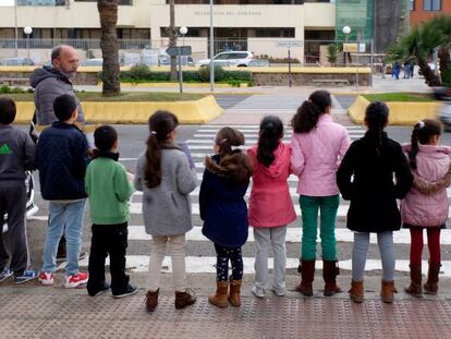 Un grupo de niños sin escolarizar de Melilla se manifiesta el pasado mes de marzo ante la Delegación de Gobierno para pedir que les dejen ir al colegio.