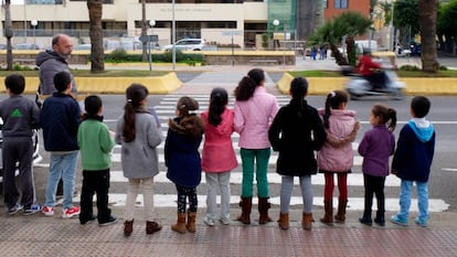 Manifestación de un grupo de niños sin escolarizar de Melilla ante la Delegación de Gobierno en marzo de 2018.