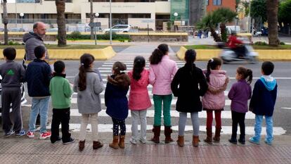 Un grupo de niños sin escolarizar de Melilla se manifiesta el pasado mes de marzo ante la Delegación de Gobierno para pedir que les dejen ir al colegio.