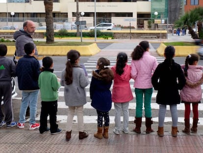 Un grupo de niños sin escolarizar de Melilla se manifiesta el pasado mes de marzo ante la Delegación de Gobierno para pedir que les dejen ir al colegio.