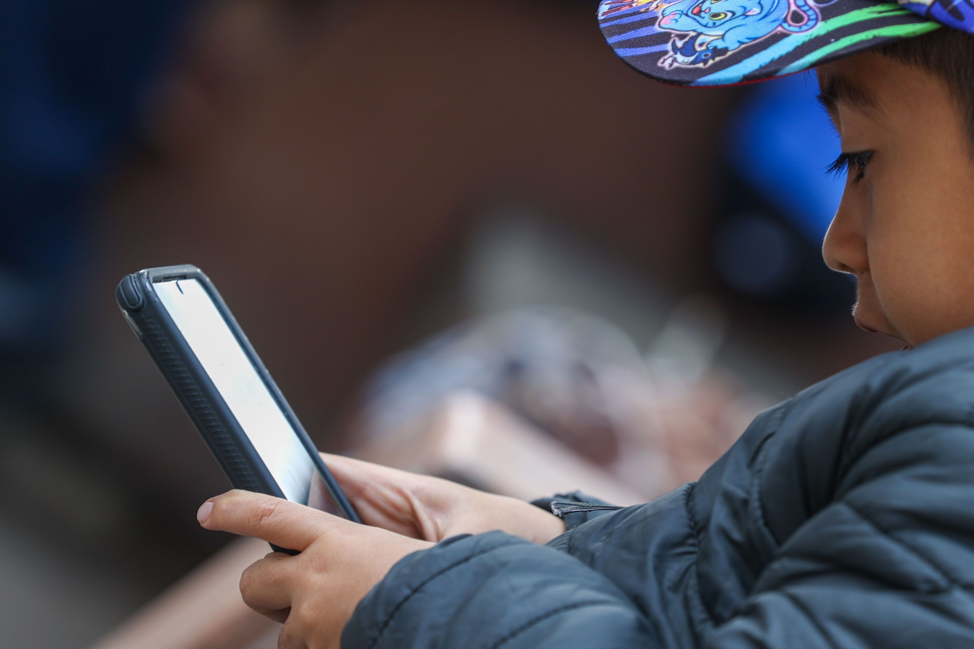 ¿Quién regula el contenido digital para las infancias? México debate cómo moderar las plataformas
