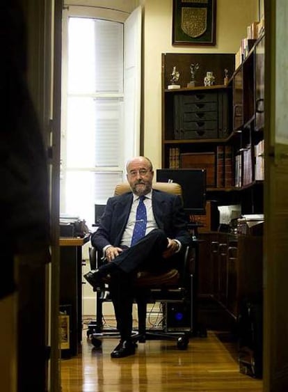 Juan Ramón Guevara, en su despacho profesional de abogado en Vitoria.