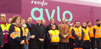 El ministro de Fomento, José Luis Ábalos, con el presidente de Renfe, Isaías Táboas, y el consejero delegado de Talgo, junto a un grupo de empleados.