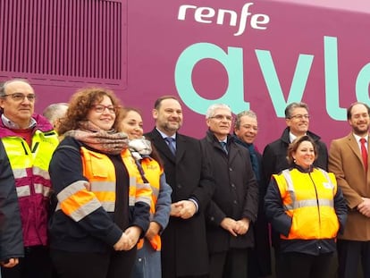 El ministro de Fomento, José Luis Ábalos, con el presidente de Renfe, Isaías Táboas, y el consejero delegado de Talgo, junto a un grupo de empleados.