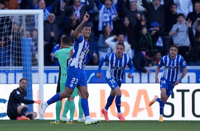 Carlos Benavidez del Alavés, celebra su gol, este domingo durante el partido contra el Atlético.