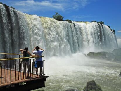 Las cataratas del Iguazú, vistas desde el parque nacional brasileño.