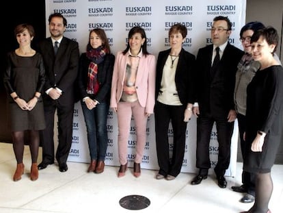 Arantza Tapia, cuarta a la derecha, e Itziar Epalza a su lado junto a otros cargos del turismo foral y autonómico.