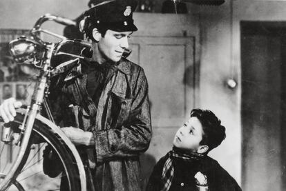 Lamberto Maggiorani y Enzo Staiola, en un fotograma de <i>Ladrón de bicicletas </i><b>(1948),</b> de Vittorio de Sica.