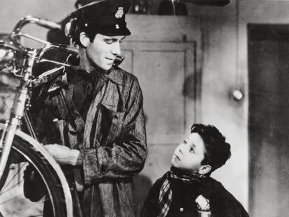 Lamberto Maggiorani y Enzo Staiola, en un fotograma de <i>Ladrón de bicicletas </i><b>(1948),</b> de Vittorio de Sica.