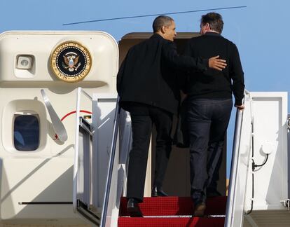 Obama y Cameron suben al 'Air Force One' en la base aérea de Andrews, camino de Ohio.
