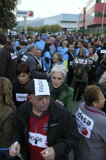 Miles de personas en Arrasate (Gipuzkoa), el pasado 31 de octubre, en una manifestacin convocada por los rganos representativos de Fagor Electrodomsticos para exigir el mantenimiento del empleo de la cooperativa vasca, que se encuentra al borde del concurso de acreedores. EFE/Archivo