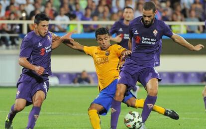 Mario Suárez trara de zafarse de Rafinha.