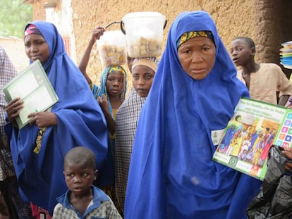 Voluntarias de Unicef muestran el "libro hablador", un cómic que ilustra sobre los beneficios de la vacunación contra la polio, en el norte de Nigeria.