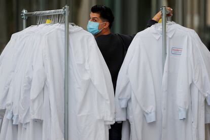 Un trabajador lleva material protector a la sede de Moderna Therapeutics, en Cambridge.