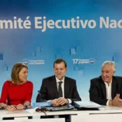 El presidente del Gobierno y presidente del PP, Mariano Rajoy, junto a Carlos Floriano, María Dolores de Cospedal, Javier Arenas y Esteban González Pons