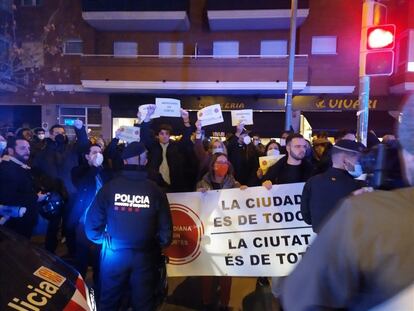 Casi un centenar de personas se concentraron este martes contra los cortes en la avenida Meridiana de Barcelona por el 1-O.