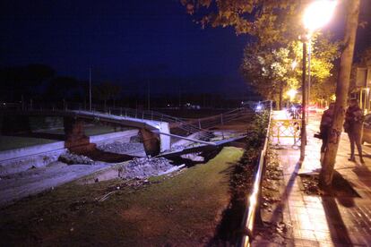 Un puente peatonal colapsado en Cambrils, Tarragona.