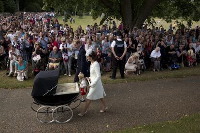 El público observa a los duques con sus hijos.