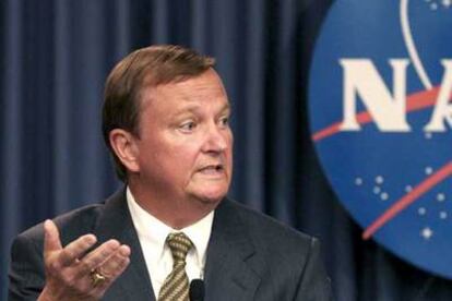 Mike Leinbach, director de lanzamiento de la NASA, durante una rueda de prensa sobre el estado del transbordador espacial <i>Atlantis</i> en el Centro Espacial Kennedy, en Cabo Cañaveral (Florida).