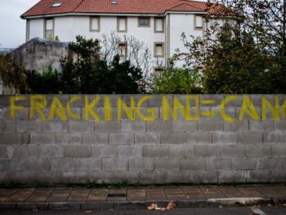 Una pintada atestigua que Selaya (Cantabria) está en contra del 'fracking'.