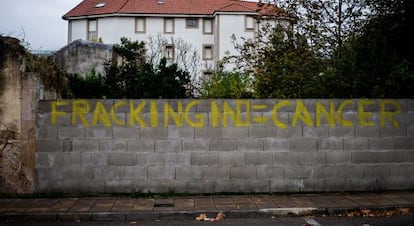 Una pintada atestigua que Selaya (Cantabria) está en contra del 'fracking'.