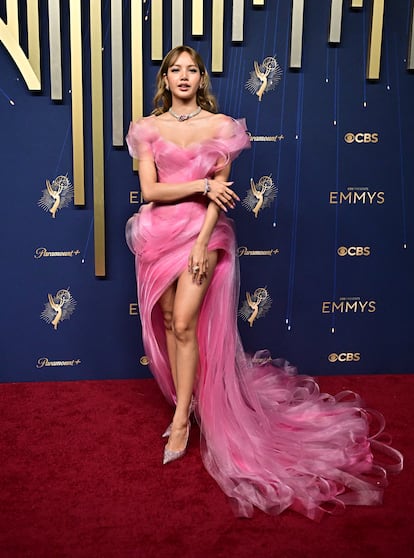 La cantante y actriz tailandesa Lisa, que participó en la última entrega de 'The White Lotus', apostó por un vestido rosa Lever Couture.       