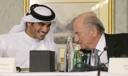 El jeque Mohammed Al-Thani, responsable del Mundial de 2022, con Joseph Blatter, presidente de la FIFA.