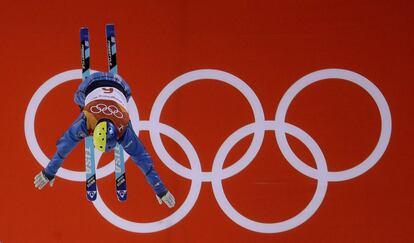 Oleksandr Abramenko, de Ucrania, durante la prueba de salto en el Parque de Nieve Phoenix de Pyeongchang, el 17 de febrero.