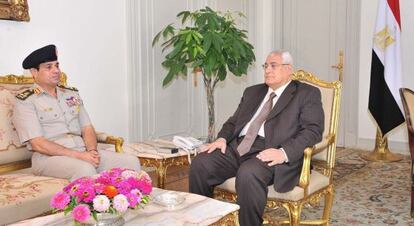 El general Al Sisi y el presidente interino este s&aacute;bado.