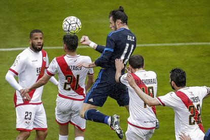 Bale supera a la defensa del Rayo en el remate que supuso su primer gol en Vallecas, el 2-1 momentáneo en el partido.