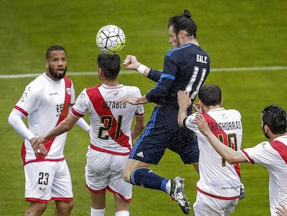 Bale supera a la defensa del Rayo en el remate que supuso su primer gol en Vallecas, el 2-1 momentáneo en el partido.