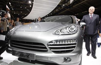 Martin Winterkorn junto a un Porsche Cayenne di&eacute;sel