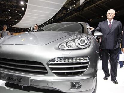 Martin Winterkorn junto a un Porsche Cayenne diésel