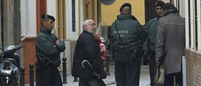 El secretario general en funciones de UGT Andalucía, Manuel Ferrer, rodeado de agentes de la Guardia Civil durante el registro de la sede el pasado 19 de diciembre.