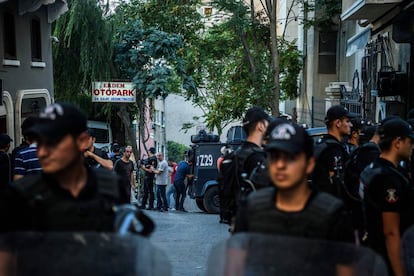 Policías antidisturbios bloquean la calle que lleva a la sede del periódico Ozgür Gündem, cerrado hoy de forma temporal por orden judicial.