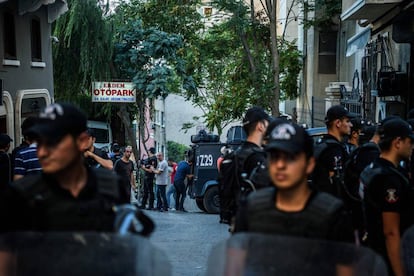 Polic&iacute;as antidisturbios bloquean la calle que lleva a la sede del peri&oacute;dico Ozg&uuml;r G&uuml;ndem, cerrado hoy de forma temporal por orden judicial.