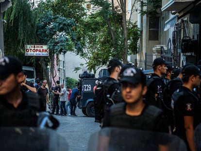 Polic&iacute;as antidisturbios bloquean la calle que lleva a la sede del peri&oacute;dico Ozg&uuml;r G&uuml;ndem, cerrado hoy de forma temporal por orden judicial.